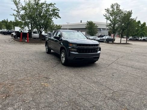 Used 2019 Chevrolet Silverado 1500 Custom w/ Custom Value Package AWD/4WD image 2
