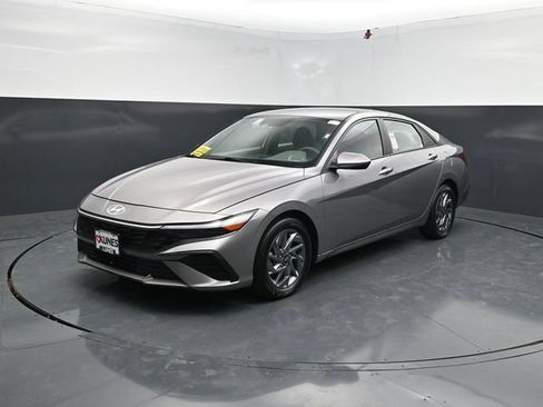 Used 2024 Hyundai Elantra SEL FWD image 3