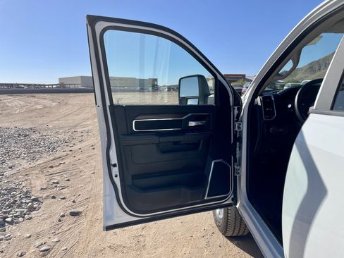 Used 2024 RAM 2500 Laramie AWD/4WD image 12