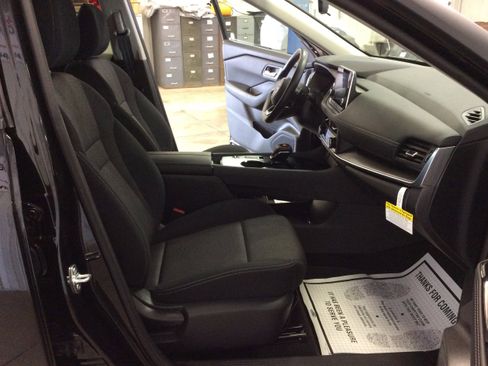 Used 2024 Nissan Rogue SV image 30