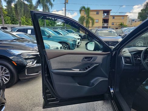 Used 2023 Nissan Rogue S AWD/4WD image 18