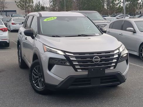 Used 2024 Nissan Rogue S image 2