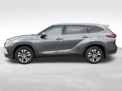 Used 2021 Toyota Highlander XLE AWD/4WD image 2