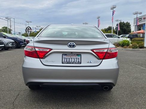 Used 2017 Toyota Camry SE w/ Moonroof Package FWD image 5