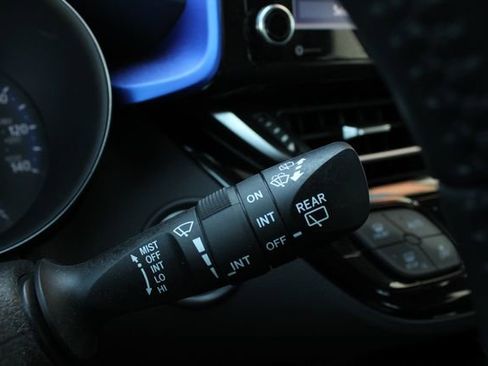Used 2021 Toyota C-HR XLE FWD image 14