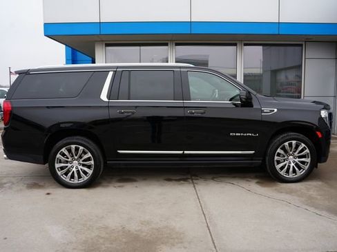 Used 2021 GMC Yukon XL Denali w/ Denali Premium Package AWD/4WD image 39