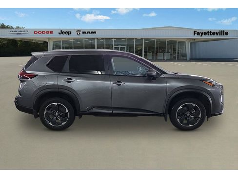 Used 2024 Nissan Rogue SV w/ SV Premium Package image 2
