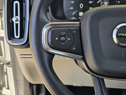 Used 2019 Volvo XC40 T4 Inscription image 38