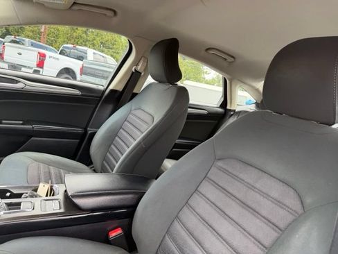 Used 2018 Ford Fusion SE w/ Fusion SE Technology Package FWD image 12