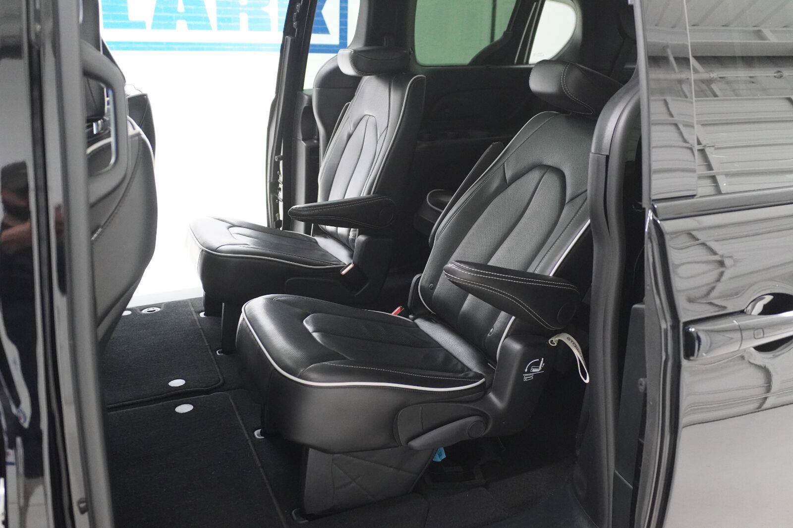 Used 2025 Chrysler Pacifica Limited FWD image 11