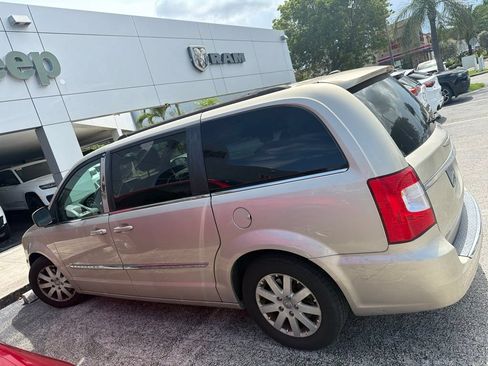Used 2016 Chrysler Town & Country Touring FWD image 13