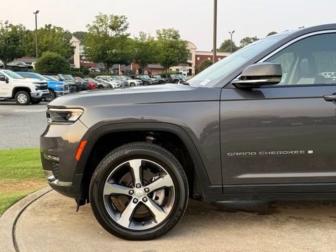 Used 2023 Jeep Grand Cherokee L Limited AWD/4WD image 12