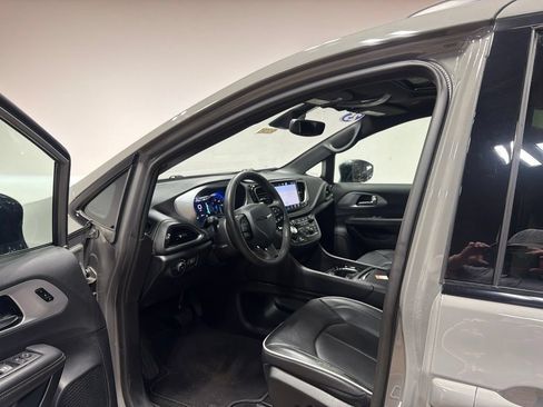 Used 2025 Chrysler Pacifica Limited FWD image 24
