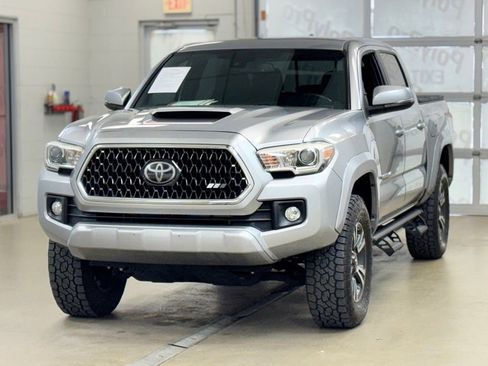 Used 2018 Toyota Tacoma TRD Sport AWD/4WD image 3