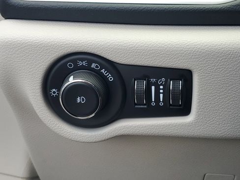Used 2023 Chrysler Pacifica Touring-L FWD image 15