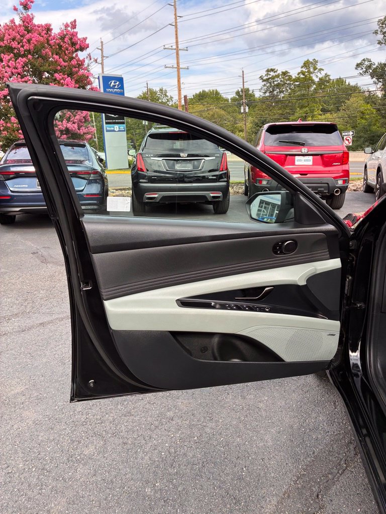 Used 2025 Hyundai Elantra Limited w/ Cargo Package FWD image 28