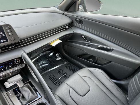 New 2026 Hyundai Elantra SEL Sport FWD image 11