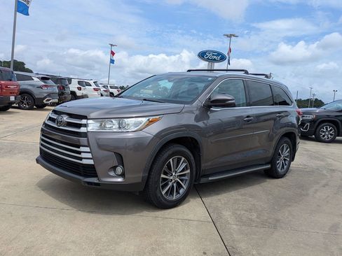 Used 2019 Toyota Highlander XLE FWD image 4