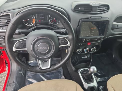 Used 2015 Jeep Renegade Latitude w/ Cold Weather Group II FWD image 18
