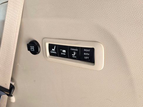 Used 2018 Chrysler Pacifica Limited FWD image 13