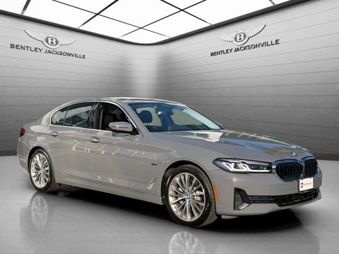 Used 2022 BMW 530e xDrive image 32