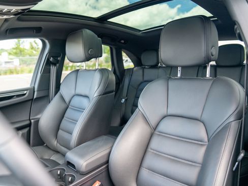 Certified 2026 Porsche Macan AWD/4WD image 5