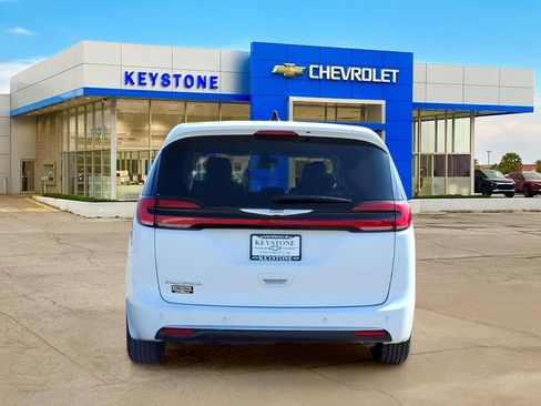 Used 2024 Chrysler Pacifica Touring-L FWD image 6
