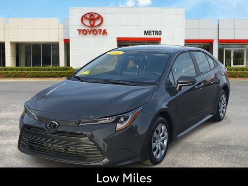 Used 2025 Toyota Corolla LE image 1