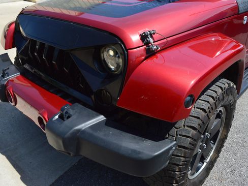 Used 2012 Jeep Wrangler Unlimited Sahara AWD/4WD image 3