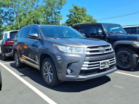 Used 2017 Toyota Highlander XLE w/ Carpet Mat Package AWD/4WD image 2