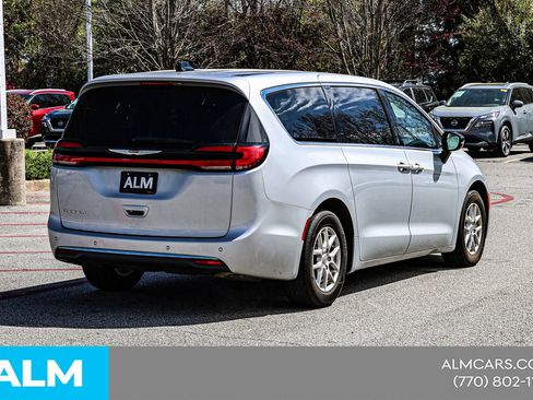 Used 2024 Chrysler Pacifica Touring-L FWD image 6