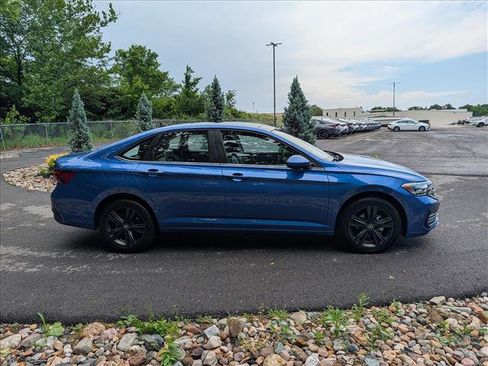 Used 2022 Volkswagen Jetta SE w/ Panoramic Sunroof Package FWD image 6