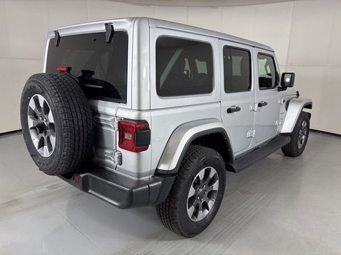 Used 2022 Jeep Wrangler Unlimited Sahara w/ LED Lighting Group AWD/4WD image 8