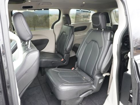 Used 2022 Chrysler Pacifica Touring-L image 11