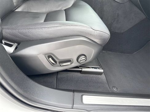 Used 2025 Volvo XC60 B5 Plus image 27