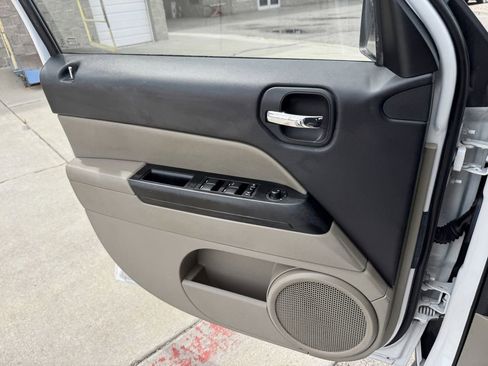 Used 2017 Jeep Patriot High Altitude AWD/4WD image 12