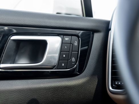 Certified 2023 Porsche Cayenne Platinum Edition image 18