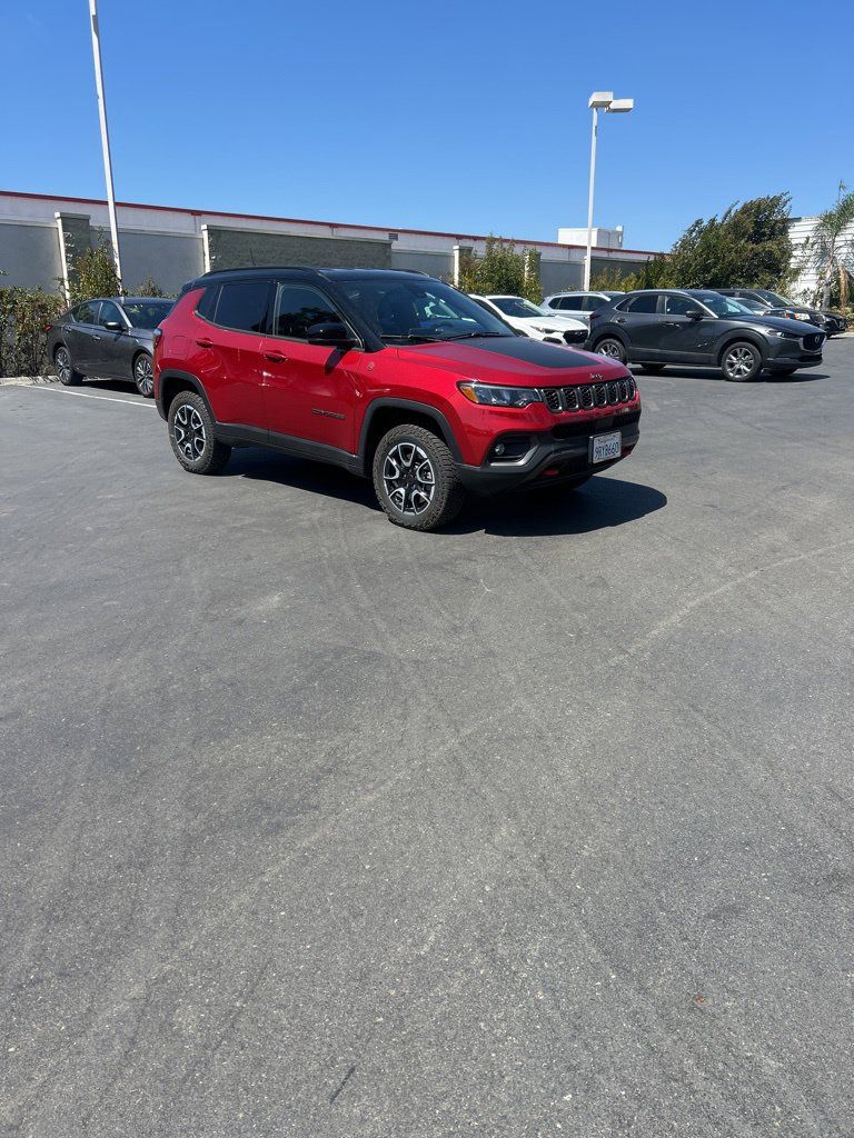 Used 2025 Jeep Compass Trailhawk AWD/4WD image 5