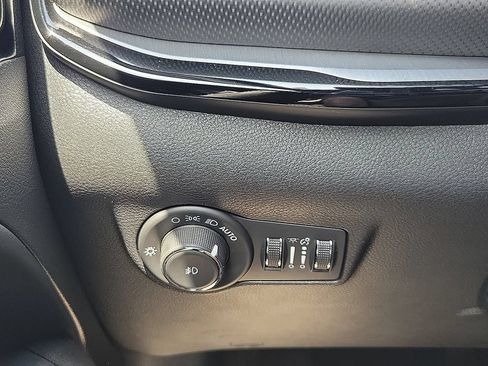 Used 2025 Jeep Compass Trailhawk AWD/4WD image 14
