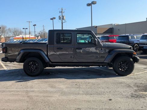Used 2022 Jeep Gladiator Sport image 4