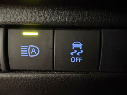 Used 2021 Toyota Venza LE image 7