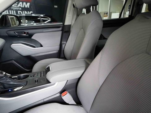 Used 2021 Toyota Highlander LE AWD/4WD image 10