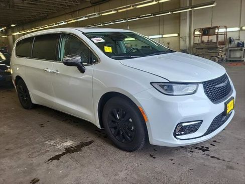 Used 2023 Chrysler Pacifica Limited FWD image 4