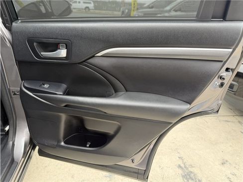 Used 2017 Toyota Highlander SE FWD image 29