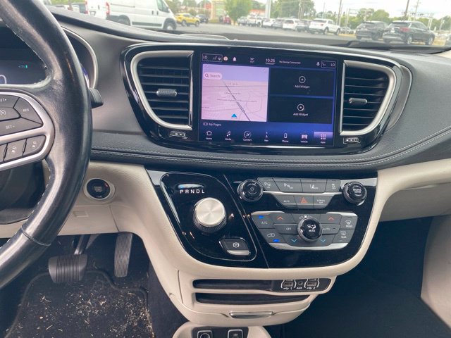 Used 2021 Chrysler Pacifica Touring-L FWD image 12
