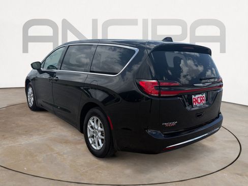 Used 2023 Chrysler Pacifica Touring-L FWD image 9