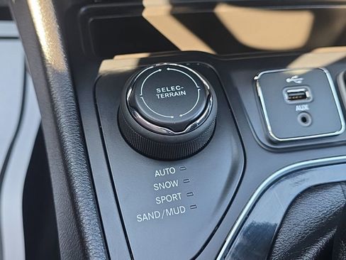 Used 2019 Jeep Cherokee Limited w/ Technology Group AWD/4WD image 27