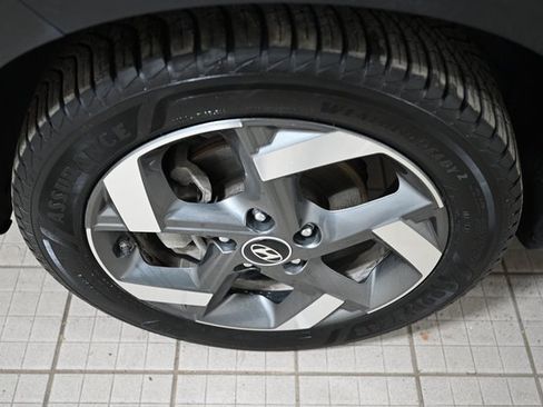 Used 2022 Hyundai Venue SEL image 17