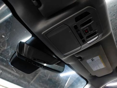 Used 2021 Toyota Highlander XLE FWD image 38