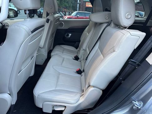 Used 2017 Land Rover Discovery HSE AWD/4WD image 10